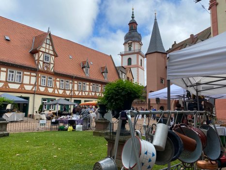 Verkaufsstände mit antiken Dingen im Schlosshof