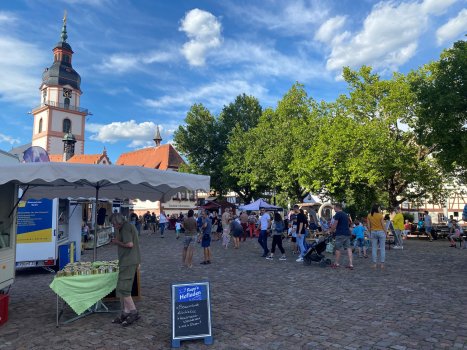 Marktstände mit Menschen auf Marktplatz