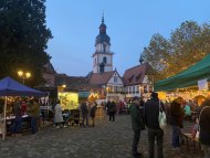 Menschen an Verkaufsständen auf Markt