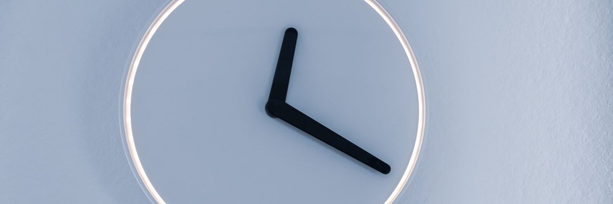 Uhr mit weißem Rand und schwarzen Zeigern