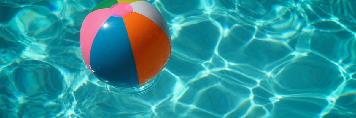 Bunter aufblasbarer Ball in Pool