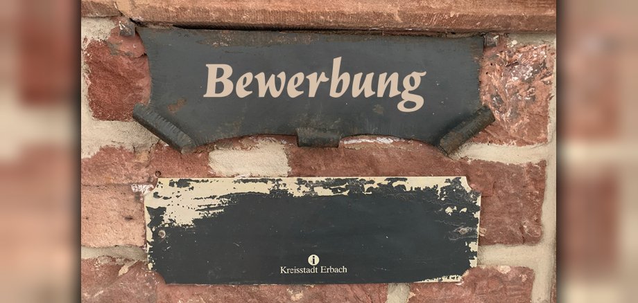 Briefkasten mit Schrift "Bewerbung" vor Backsteinwand