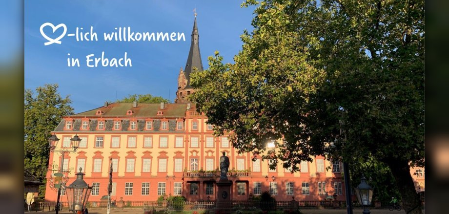 Bild von Schloss mit Marktplatz und Baum sowie Schrift mit "herzlich willkommen"