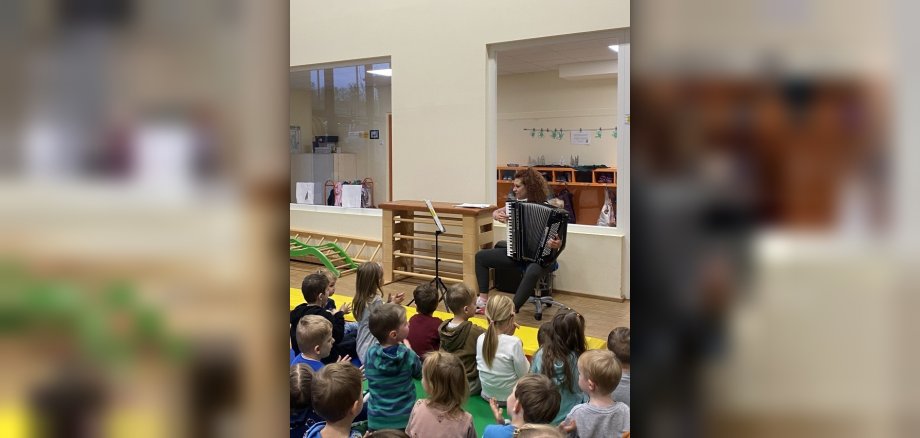 Kindergartenkinder singen in Gruppe mit Frau Rapp