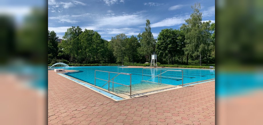 Schwimmbecken im Alexanderbad in Erbach