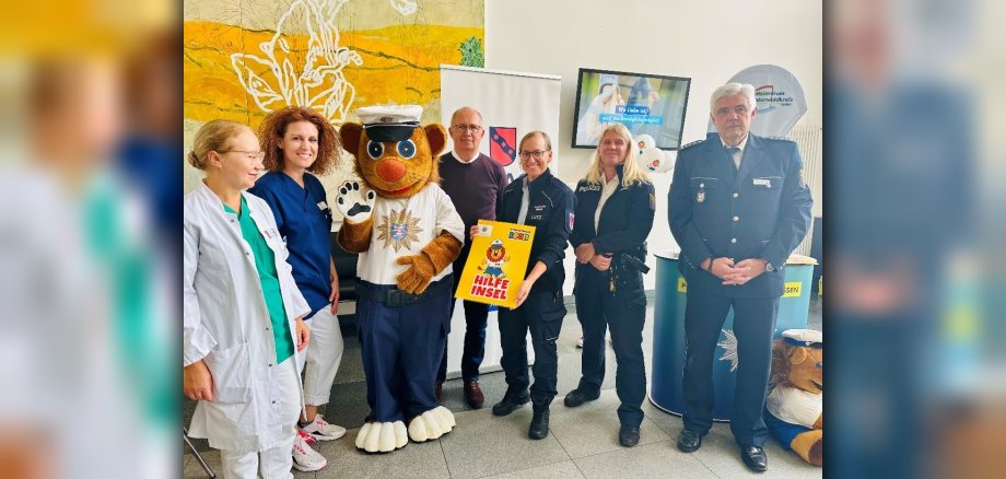 (V. li.): Zusammen mit Kinderkommissar LEON eröffnen Dr. med. Julia Mann (Chefärztin Frauenklinik GZO), Sandra Rapp (Stationsleitung Entbindungsstation GZO), Dr. Peter Traub (Bürgermeister Stadt Erbach), Ariane Lutz (Stadtpolizei Erbach), Carina Oberle (Polizeistation Erbach) sowie Klaus Arnold (Leiter Polizeistation Erbach) die Hilfe-Insel im GZO